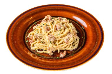 İtalyan spagetti Carbonara pastırmalı makarna, parmesan peyniri ve krem soslu. Beyaz arkaplanda izole