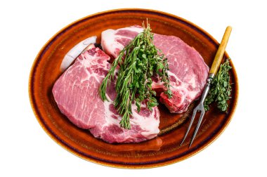 Boyun etinden taze çiğ domuz filetosu bifteği. Beyaz arkaplanda izole