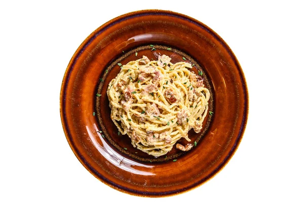 İtalyan spagetti Carbonara pastırmalı makarna, parmesan peyniri ve krem soslu. Beyaz arkaplanda izole