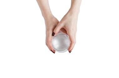 Beyaz arka planda izole edilmiş bir bardak temiz suyu tutan eller.