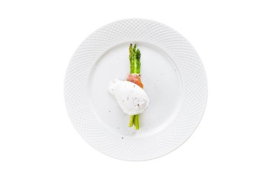 Pastırmalı kuşkonmazlı haşlanmış yumurta. Beyaz arkaplanda izole