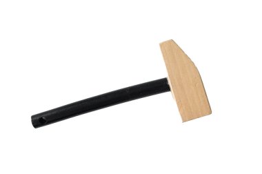 Beyaz arkaplanda beyaz bir arka planda tahta çekiç.