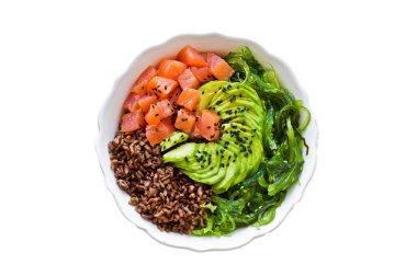 Somon salatası, avokado, esmer pirinç, yosun. Beyaz arkaplanda izole.