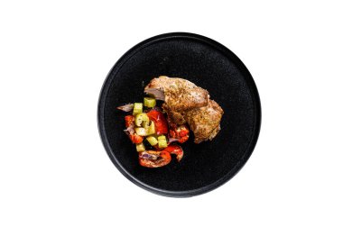 Fırında hindi ve sebze. Beyaz arkaplanda izole