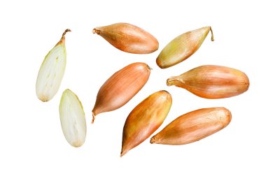 Sarı soğan, ikiye bölünmüş soğan. Beyaz arkaplanda izole