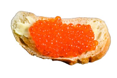 Kasede kırmızı havyar ve taş tahtada sandviç. Beyaz arkaplanda izole