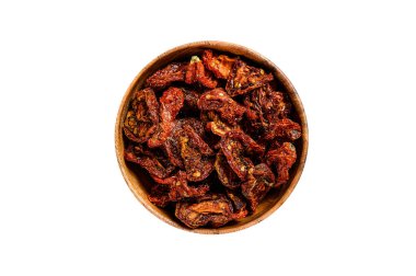 Tahta kasede kurutulmuş domatesler. Beyaz arkaplanda izole