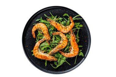 Izgara dev kaplan karidesli salata, karides ve roka. Beyaz arkaplanda izole