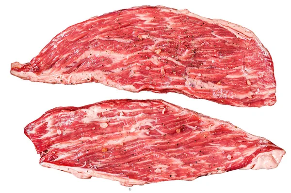 프라이팬에서 쇠고기 스테이크를 곁들인 것입니다 배경에 고립됨 — 스톡 사진