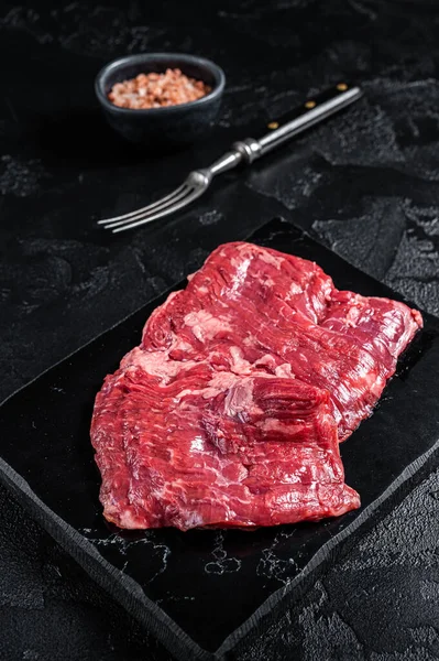剥皮或砍刀牛肉牛排 生肉准备烹调 黑色背景 顶部视图 — 图库照片