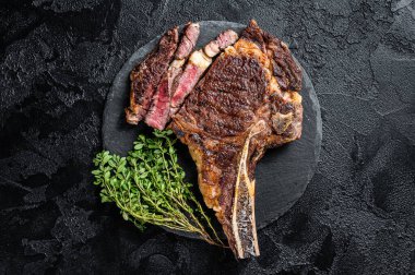 Kızarmış Tomahawk ya da biftekli kovboy. Siyah arka plan. Üst görünüm.