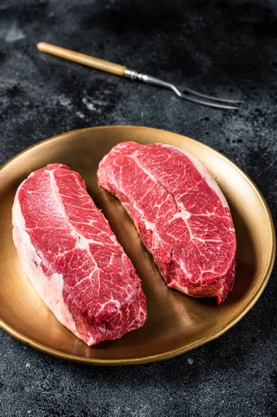 生の肩トッププレート上のブレード牛の肉ステーキ 黒の背景 トップ表示 — ストック写真