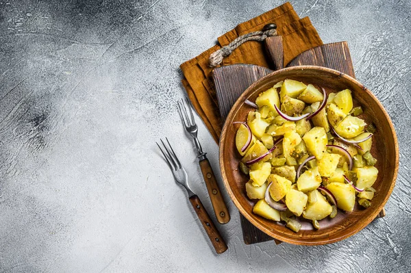 Miska Ciepłej Sałatki Ziemniaczanej Bekonem Niemiecki Kartoffelsalat Białe Tło Widok — Zdjęcie stockowe