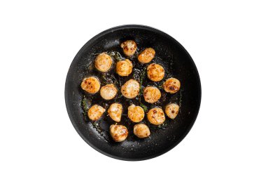 Tavada tereyağlı limon soslu kızarmış deniz tarağı. Beyaz arkaplanda izole