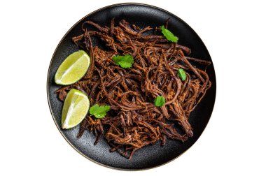 Kereviz ve limon dilimli bir tabakta Carnitas. Beyaz arkaplanda izole