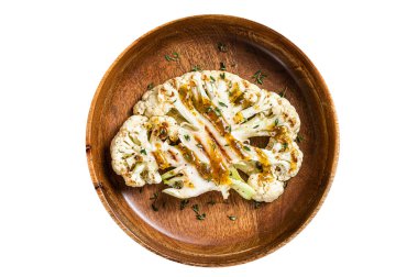 Kişniş limonlu chimichurri soslu ızgara Karnabahar bifteği, bitki bazlı et yerine konsept. Beyaz arkaplanda izole