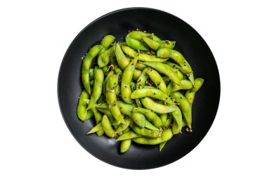 Edamame Soya Fasulyesini tabakta deniz tuzu ile kaynattım. Beyaz arkaplanda izole