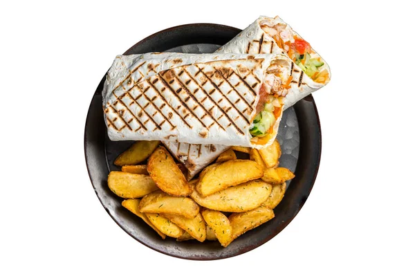 샤와르마 케밥에 샐러드 감자튀김을 곁들여 먹는다 배경에 고립됨 — 스톡 사진
