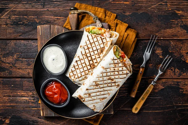 Shawarma Shaurma Kycklingrulle Med Grönsakssallad Trä Bakgrund Ovanifrån — Stockfoto