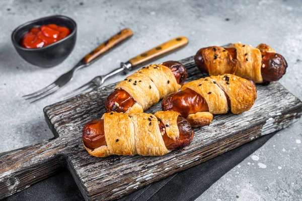 Sausage Rolls Pigs Blanket Puff Pastry Wooden Board Gray Background — Stok fotoğraf
