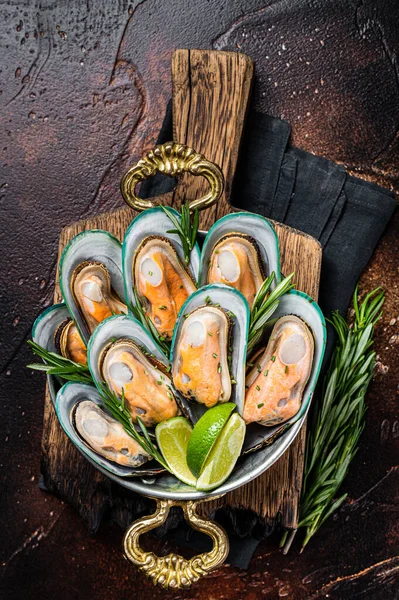 Steamed Cooked Green Mussels Herbs Spices Skillet Dark Background Top — Stok fotoğraf