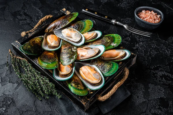 Boiled Green Mussels Herbs Wooden Tray Black Background Top View — Stok fotoğraf
