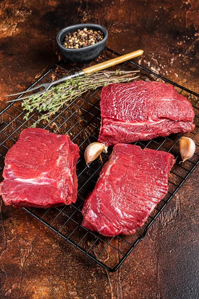 Ακατέργαστο Κρέας Άγριων Θηραμάτων Του Ελαφιού Έτοιμο Για Μαγείρεμα Σκοτεινό — Φωτογραφία Αρχείου