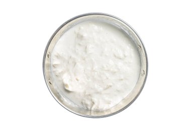 Straciatella taze İtalyan krem peyniri. Beyaz arkaplanda izole