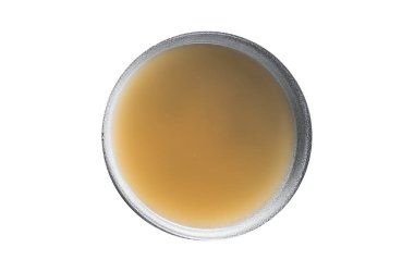 Tabakta kemik eti tavuk çorbası. Beyaz arkaplanda izole