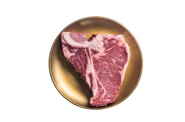 Altın metal tabakta çiğ biftek biftek bifteği. Beyaz arkaplanda izole