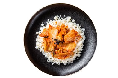 Pişmiş pirinçli kimchi, geleneksel Kore mutfağı. Beyaz arkaplanda izole