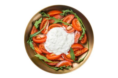 İtalyan peynirli stracciatella burrata tabakta taze domates ve roka. Beyaz arkaplanda izole