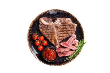 Biftekli ızgara biftek, domatesli bir tabakta pişmiş kemik. Beyaz arkaplanda izole