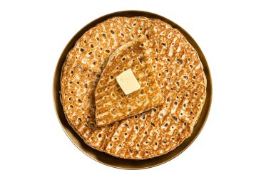 Krep, tereyağlı Rus Blini. Beyaz arkaplanda izole