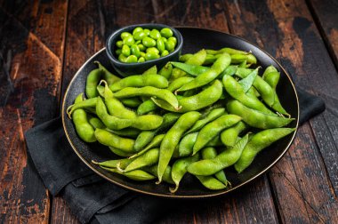 Japon Raw Edamame Fasulyesi, pişmeye hazır taze soya fasulyesi. Ahşap arka plan. Üst görünüm.