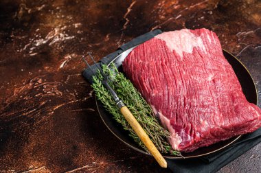 Taze et eti, otlu çiğ et. Karanlık arka plan. Üst Manzara. Boşluğu kopyala.