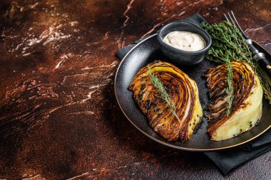 Siyah tabakta soslu vejetaryen lahana bifteği. Karanlık arka plan. Üst Manzara. Boşluğu kopyala.