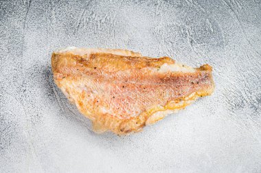 Izgara deniz levreği fileto, Snapper balığı. Beyaz arka plan. Üst Manzara. Boşluğu kopyala.