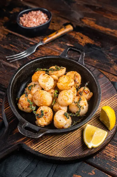 Scallops Seared Garlic Thyme Butter Served Cast Iron Skillet Wooden — Stock Photo, Image