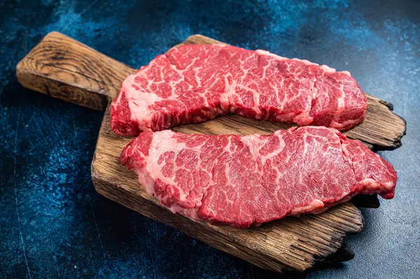 Alternative Beef Steak Denver Raw Meat Steak Wooden Board Blue — Stok Foto
