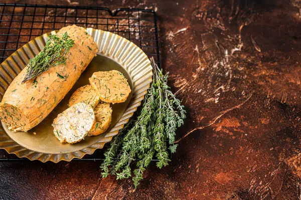 Kekikli ev yapımı Herb Butter. Karanlık arka plan. Üst Manzara. Boşluğu kopyala.