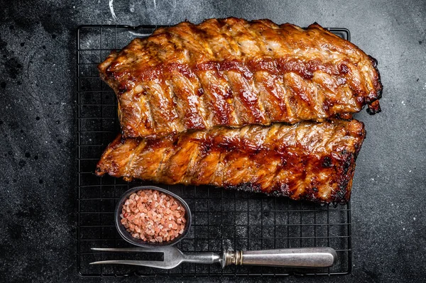 Bbq Grilled Pork Spare Ribs Rack Black Background Top View — стоковое фото