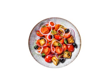 Domatesli, soğanlı ve kızarmış ekmekli vejetaryen salatası. Yüksek kalite tecrit, beyaz arkaplan