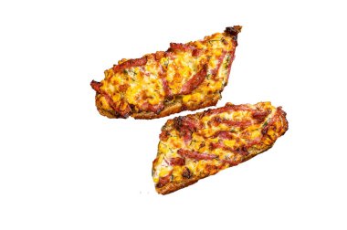 Jambonlu, pastırmalı, sebzeli ve peynirli sıcak açık baget sandviç. Yüksek kalite tecrit, beyaz arkaplan