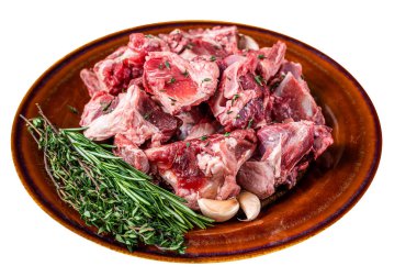 Gulaş için kesilmiş çiğ koyun eti ya da kırsal bir tabakta kemikli güveç. Yüksek kalite tecrit, beyaz arkaplan