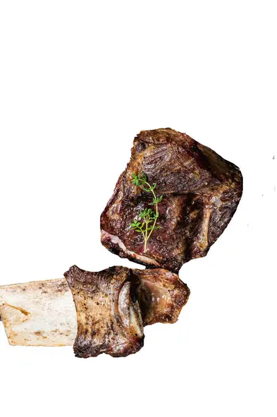 烤肉烤肉时 烤肉把牛肉短排倒在烤架上 高质量的隔离 白色背景 — 图库照片