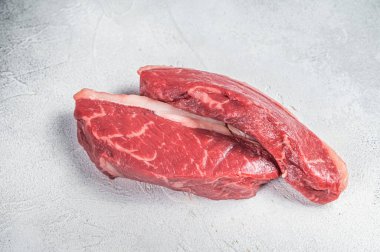 Çiğ sığır filetosu, sığır eti bifteği. Beyaz arka plan. Üst görünüm.