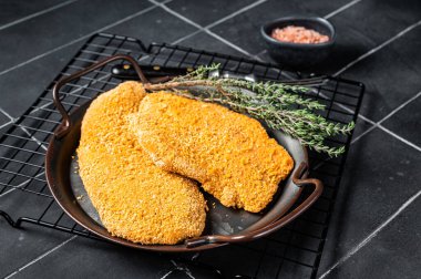 Ev yapımı çiğ Alman sosis şnitzeli. Siyah arka plan. Üst görünüm.