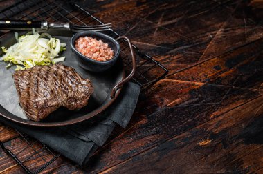 Geyik bifteği, deniz tuzu ve salata. Ahşap arka plan. Üst Manzara. Boşluğu kopyala.