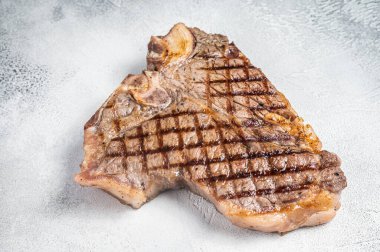 Izgara biftek ya da biftekli biftek. Beyaz arka plan. Üst Manzara. Boşluğu kopyala.